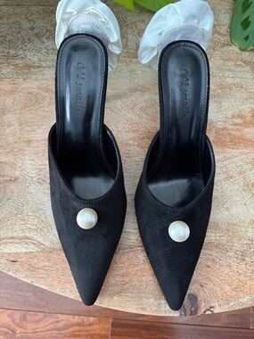 🚨24 Hour Sale 🚨Amazon Black Pointed Mules with Pearl Accent